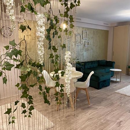 Vega Apartment By Moonlight Mamaia Exteriör bild